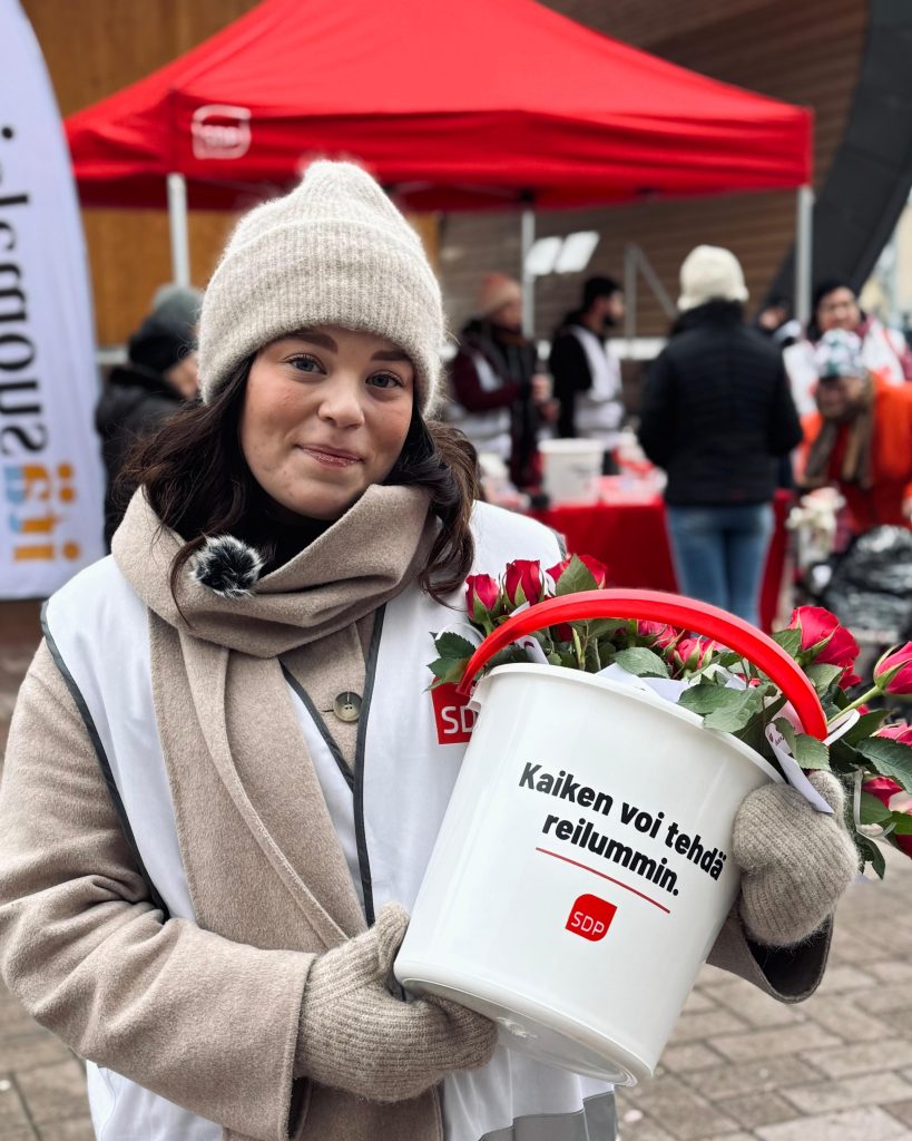 Emilia Kangaskolkka ruusujen kanssa